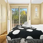 Central Chatswood 2-Level Garden View & 3B2B
