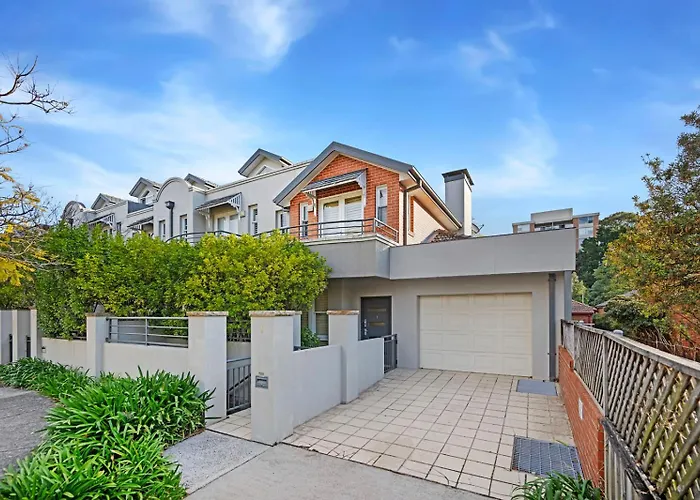 Central Chatswood 2-Level Garden View & 3B2B